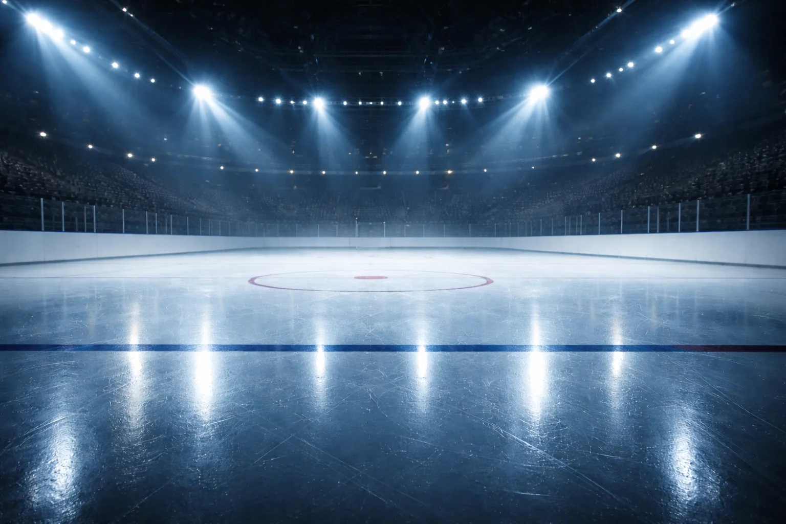 Jääkiekkoareenan tunnelmallinen näkymä kaukalon jäältä valaistujen katsomoiden edessä